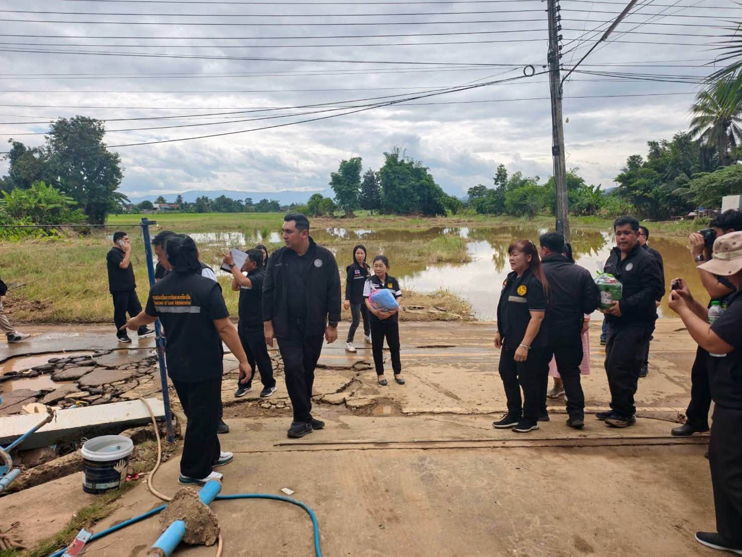 title - ส.ป.ก. ร่วมคณะ รมช.เกษตรฯ ลงพื้นที่น่าน ติดตามสถานการณ์อุทกภัย เร่งแผนเยียวยาฟื้นฟูเกษตรกร